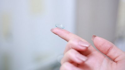 Как надевать и снимать контактные линзы в первый раз
