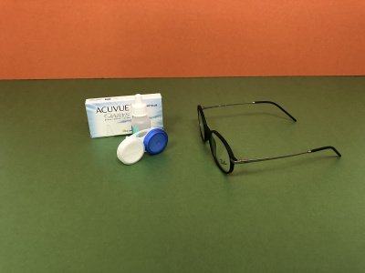 Что лучше – контактные линзы или очки?