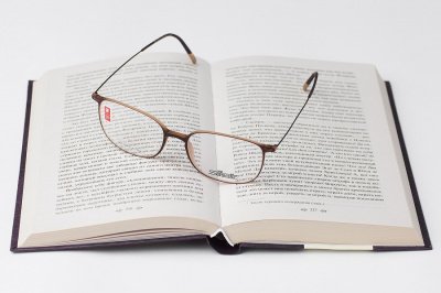 Готовые очки с диоптриями для чтения: плюсы и минусы универсального решения