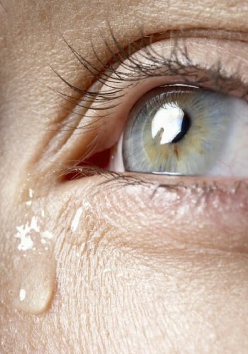Слезятся глаза ‒ почему так происходит и что делать при частых слезотечениях