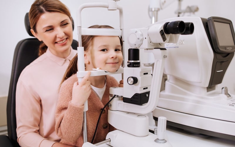 Прием детского офтальмолога в оптике