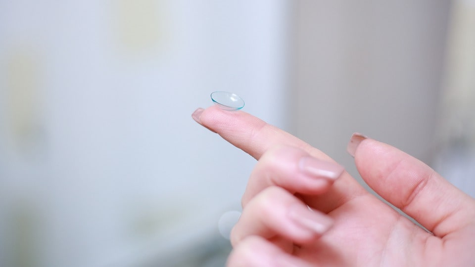 Как правильно надевать и снимать мягкие контактные линзы?